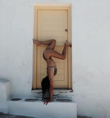 Βούλα Βλ @stavr0u laki                                  • • • summer island kimolos yoga