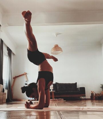 Βούλα Βλ @stavr0u laki                                                 • • • yoga yogi yogagirl