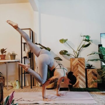 ᴋᴀᴛ 𝐲𝐨𝐠𝐚 𝐦𝐨𝐯𝐞𝐦𝐞𝐧𝐭 @yogatrinaa Getting extra funky with my