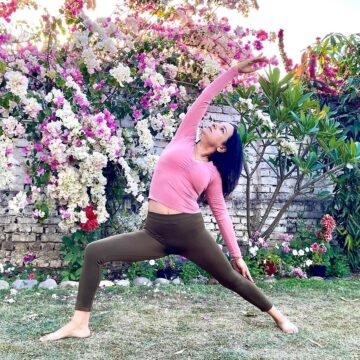 𝑀𝑒𝑒𝓃𝒶 𝒮𝒾𝓃𝑔𝒽 @meena yoga life Day 1 of thepathtospiritualwisdom is Any warrior pose