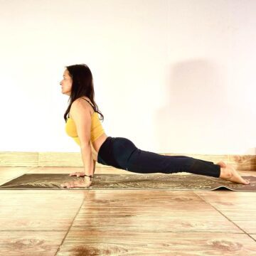 𝑀𝑒𝑒𝓃𝒶 𝒮𝒾𝓃𝑔𝒽 @meena yoga life Day 5 of sunsal101 urdhavamukhasvanasana Keeping your body