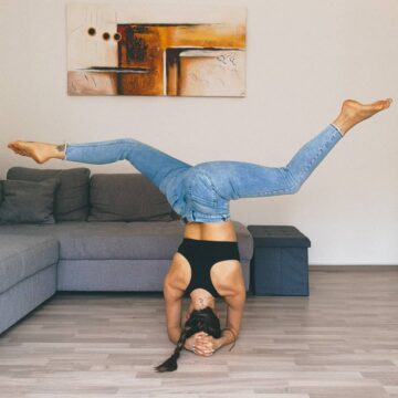 𝑨𝒅𝒓𝒊𝒂𝒏𝒂 Yoga @artofbeing am Inversion Composure in an upside down world