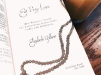 𝑮𝒊𝒔𝒆𝒍𝒆 @oneloveforyoga 𝙀𝙖𝙩．𝙋𝙧𝙖𝙮．𝙇𝙤𝙫𝙚 Rereading this lately who loves this book eatpraylove