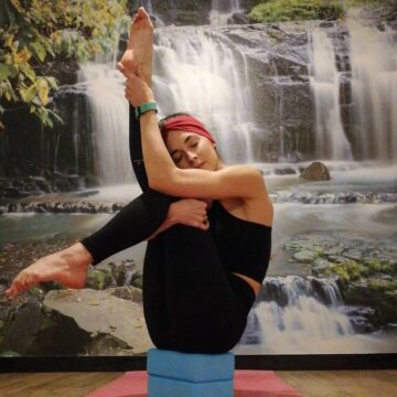 𝓛𝓮𝓽𝓲𝔃𝓲𝓪 𝓕𝓪𝓫𝓫𝓻𝓲 ॐ Day two of transitionintowinter Any Balancing pose