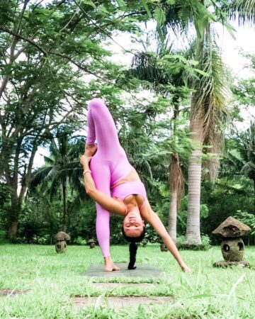 𝓜𝓪𝓻𝓲𝓪 𝓒𝓻𝓲𝓼𝓽𝓲𝓷𝓪 @yoga helwahtin Super soldier pose is a challenging new balancing