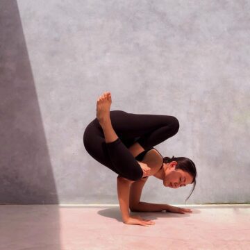 𝓪𝓵𝔂𝓬𝓲𝓪 @flowwithalycia Have a beautiful sunday yogis Day 7 ALOveArmbalances Arm