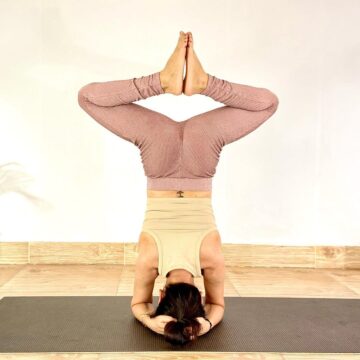 𝕄𝕖𝕖𝕟𝕒 𝕊𝕚𝕟𝕘𝕙 @meena yoga life Day 3 of headstandyunkies Baddha konasana Legs Line