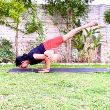 𝕄𝕖𝕖𝕟𝕒 𝕊𝕚𝕟𝕘𝕙 @meena yoga life Day 6 of AlotofDifferencesToCelebrate2 Balancing with a balance