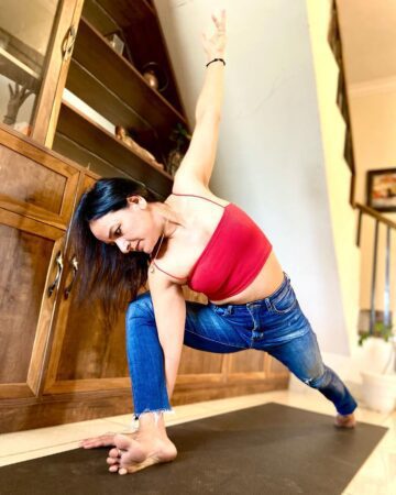 𝕄𝕖𝕖𝕟𝕒 𝕊𝕚𝕟𝕘𝕙 @meena yoga life This week our lovely host is @bethanysmithyoga Inspired