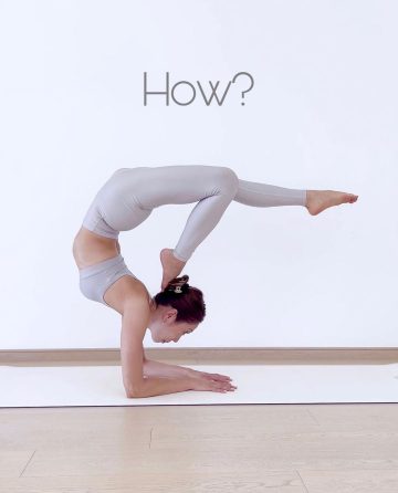 𝙲𝚑𝚛𝚒𝚜𝚝𝚒𝚗𝚎 𝙺 Forearm stand foot behind the head scorpion ⁣