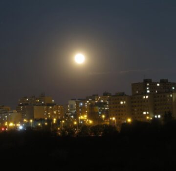 𝚂𝚊𝚗𝚍𝚛𝚊 ॐ @sannyogi Super moon in Scorpio Enjoy night light